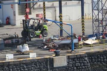 La pequeña embarcación que chocó contra la escollera del muelle de Salinetas se hundió por completo/TA.